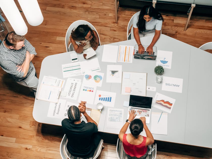Candidat et responsable RH en discussion dans un bureau moderne