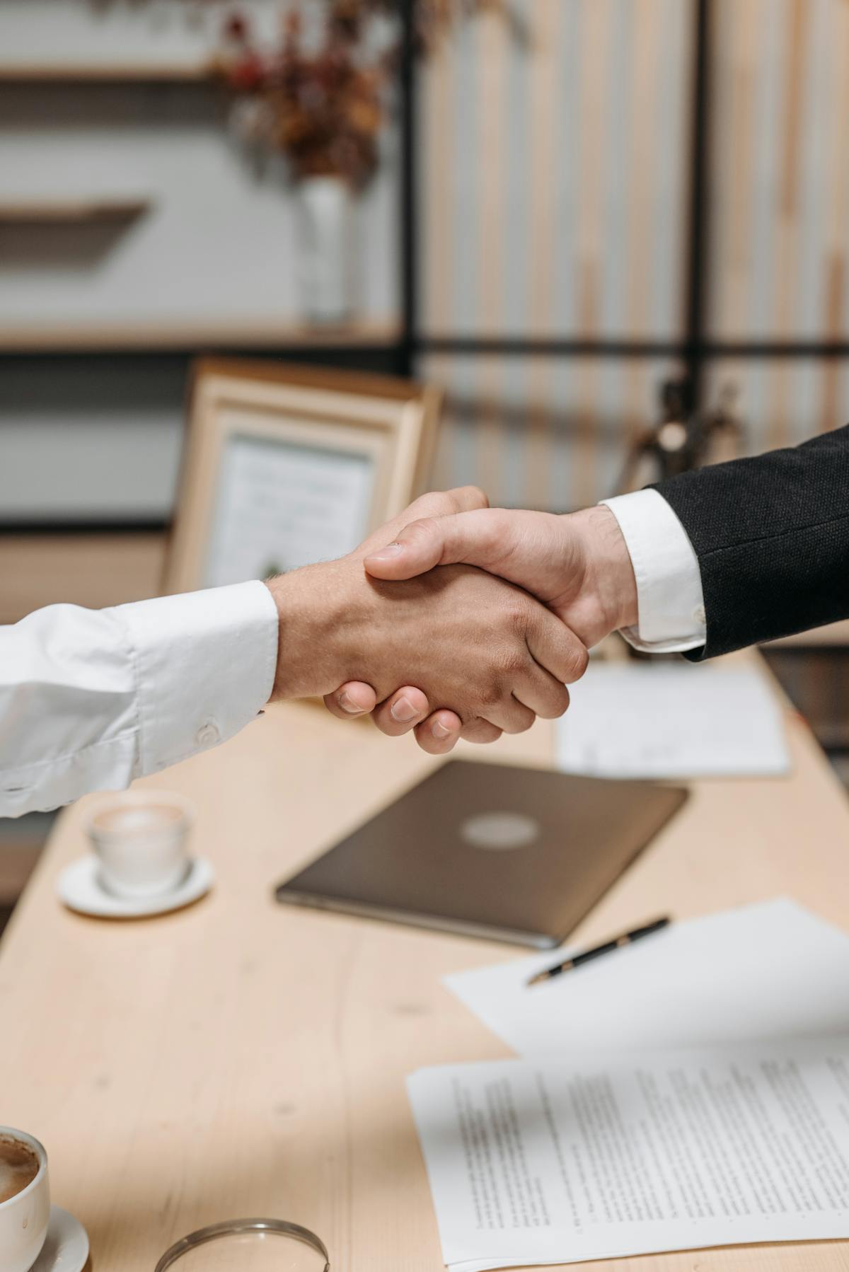 Deux professionnels se serrant la main dans un bureau, scellant un accord