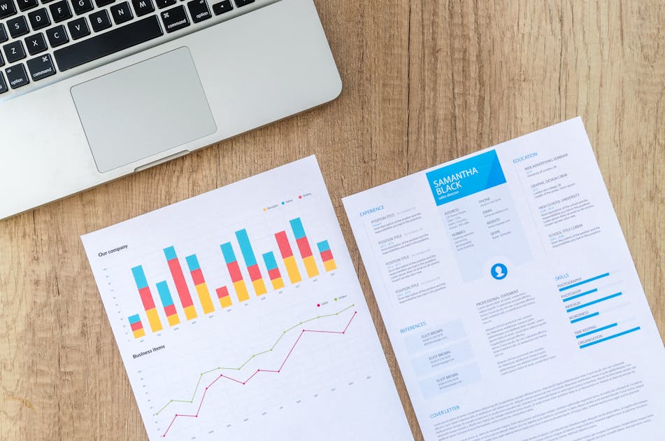 CV et lettre de motivation sur un bureau avec un stylo