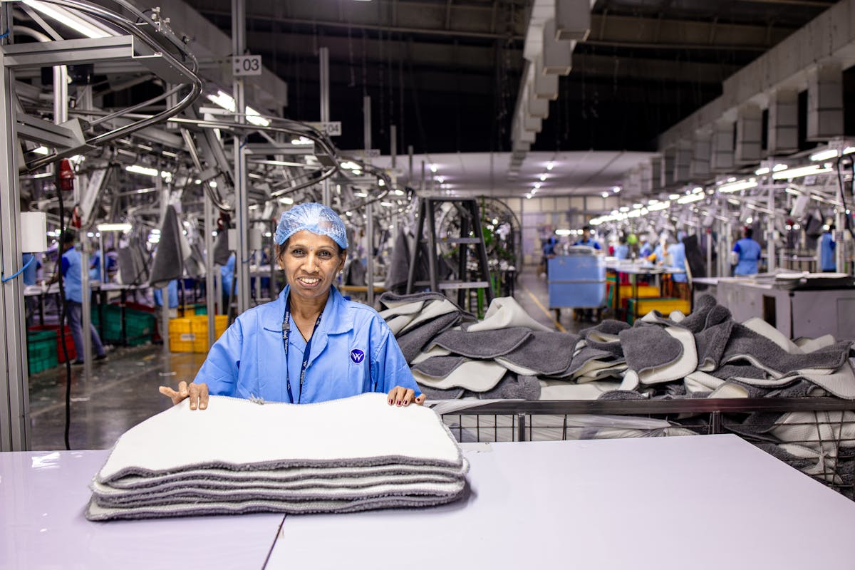 Ouvrier sur une chaîne de production textile