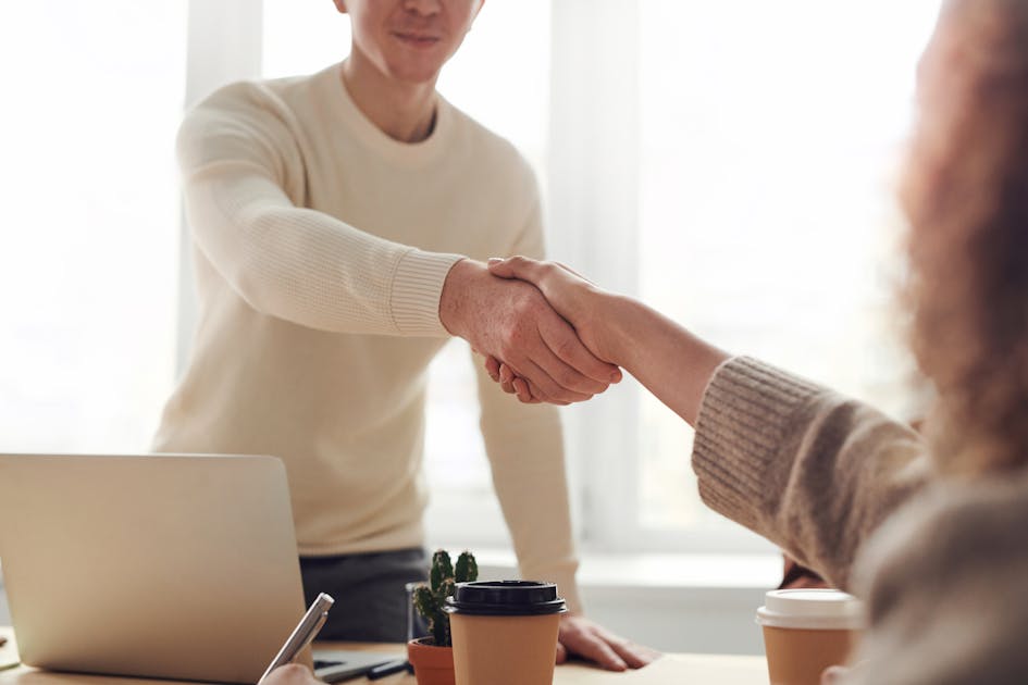 Espace de travail en open space avec des employés collaborant