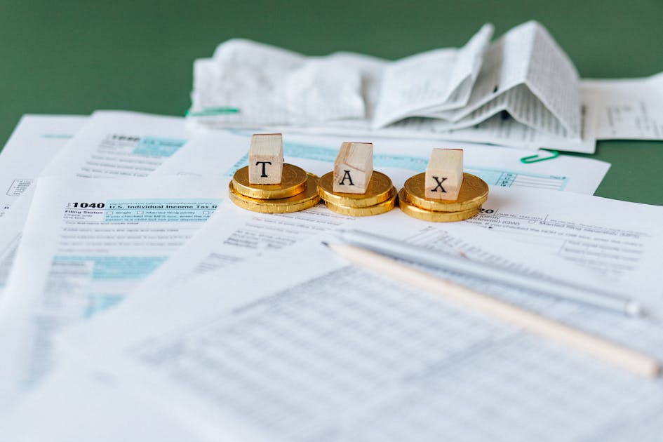 Salarié vérifiant son bulletin de paie au bureau