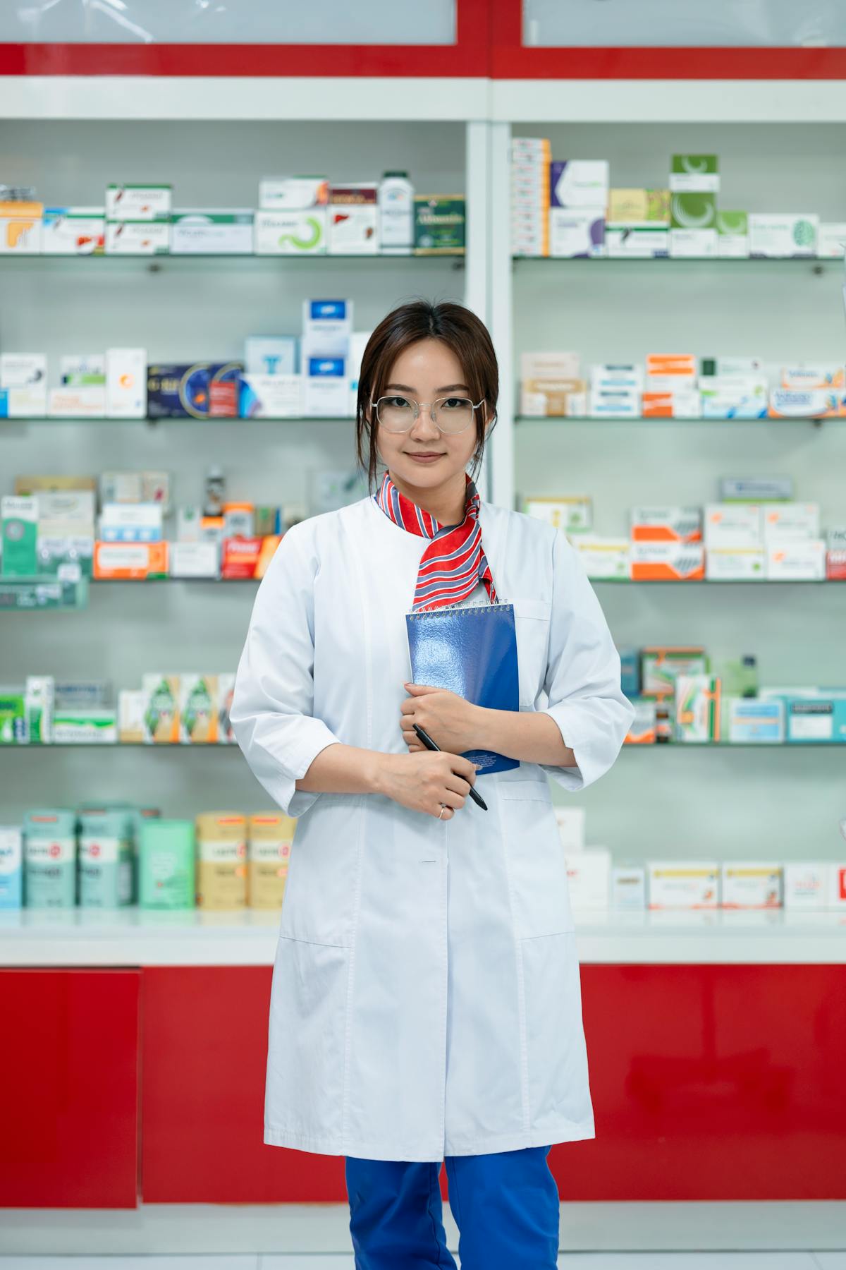Pharmacienne examinant une ordonnance au comptoir d'une pharmacie