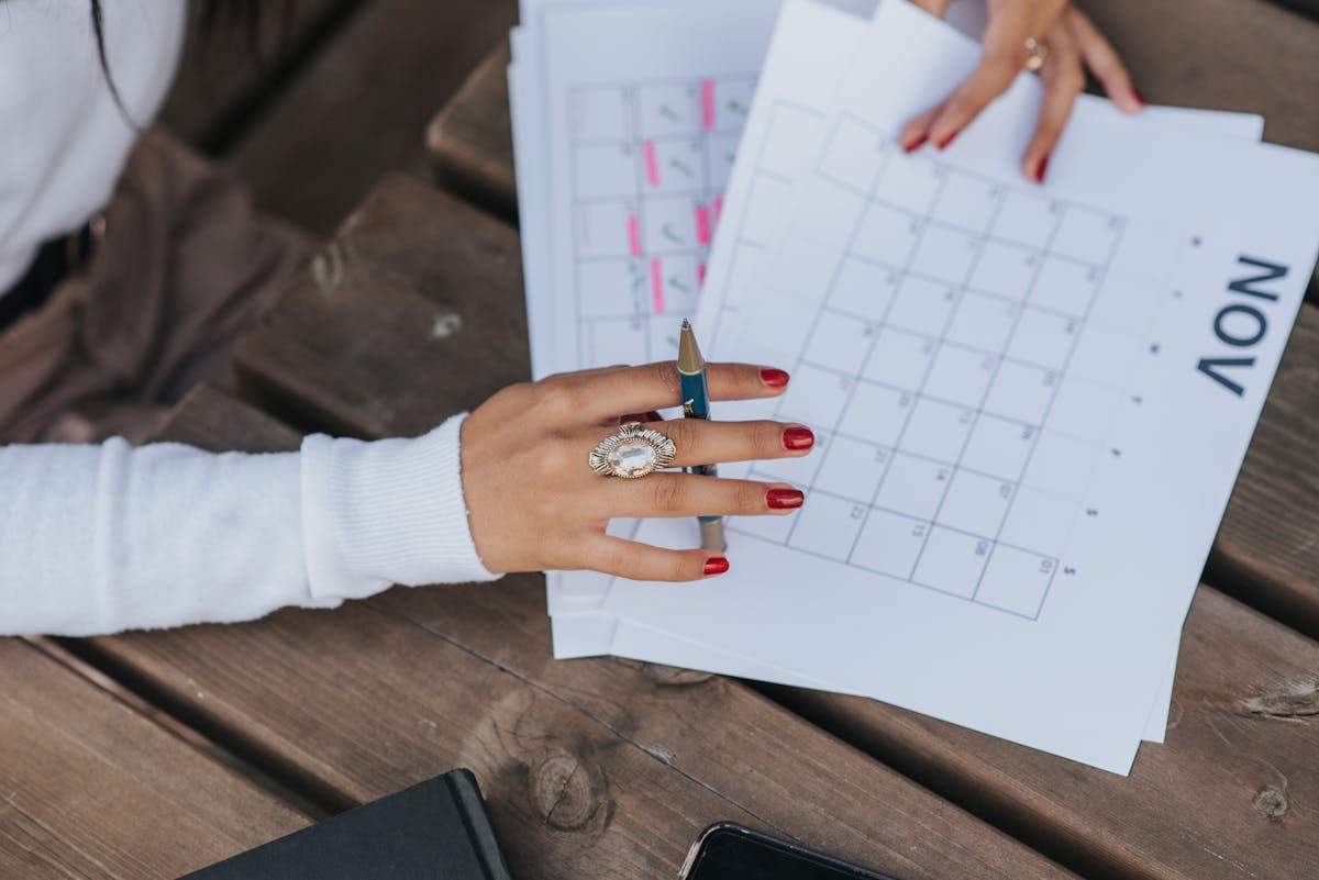 Femme planifiant un emploi du temps mensuel sur papier