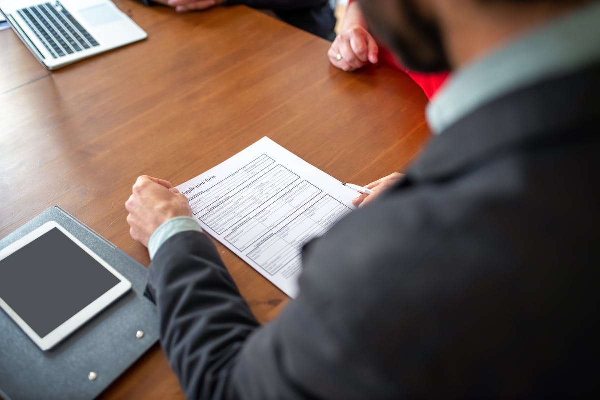 Professionnels examinant un formulaire de demande lors d'une réunion